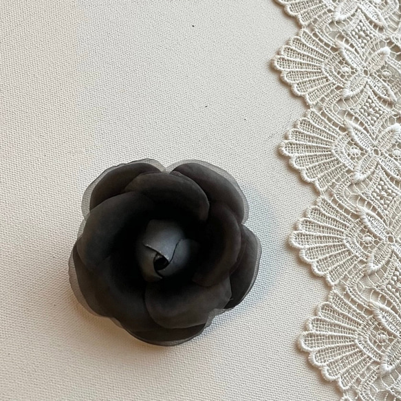 ミニカメリアの布花コサージュ ブラックオーガンジー 6枚目の画像