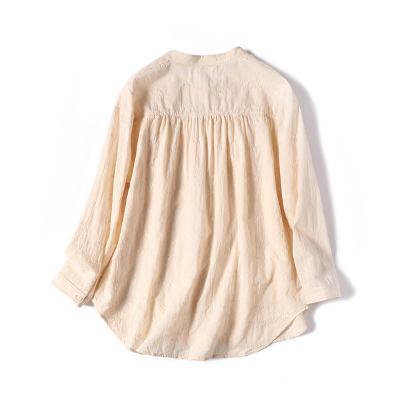 這款米色刺繡軛領褶皺襯衫式上衣（220203-3）讓您盡情享受時尚造型。 第2張的照片