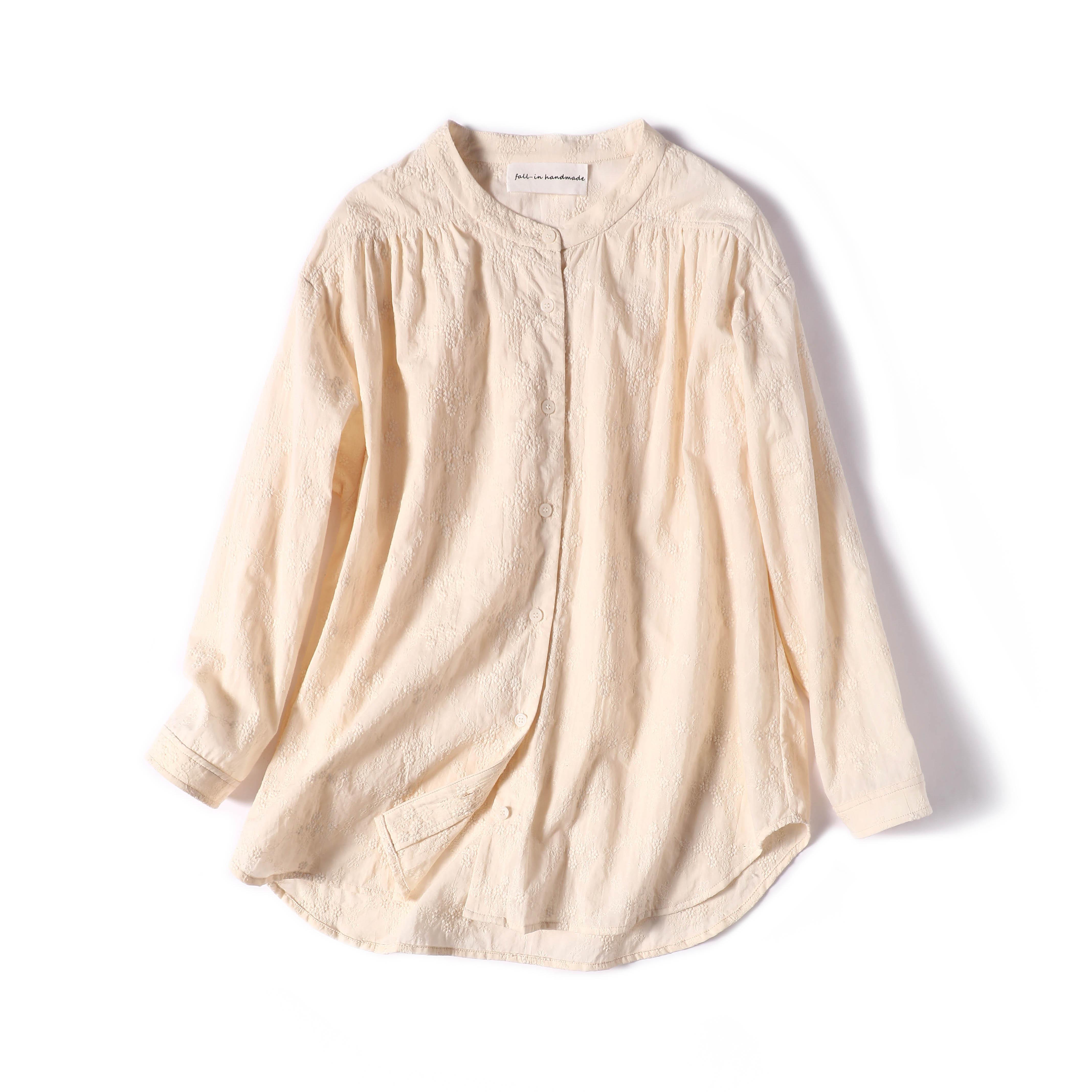 着こなしを愉しむ　刺繍生地　ヨーク切り替えギャザーシャツブラウス　ベージュ 　220203-3