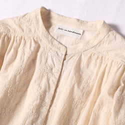 這款米色刺繡軛領褶皺襯衫式上衣（220203-3）讓您盡情享受時尚造型。 第3張的照片