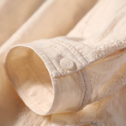 這款米色刺繡軛領褶皺襯衫式上衣（220203-3）讓您盡情享受時尚造型。 第7張的照片