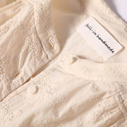 這款米色刺繡軛領褶皺襯衫式上衣（220203-3）讓您盡情享受時尚造型。 第11張的照片