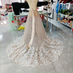 エレガントなオーバードレス　ベージュ  咲き誇る透け花レース    ソフトチュールスカート　 華やかなトレーン 2枚目の画像
