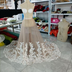 エレガントなオーバードレス　ベージュ  咲き誇る透け花レース    ソフトチュールスカート　 華やかなトレーン 1枚目の画像