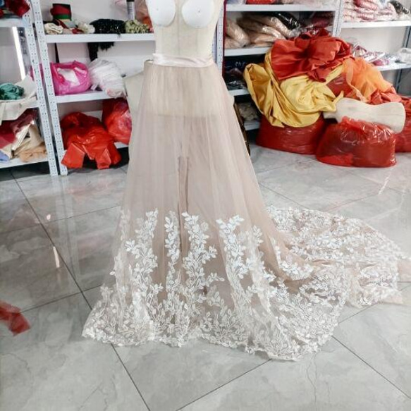 エレガントなオーバードレス　ベージュ  咲き誇る透け花レース    ソフトチュールスカート　 華やかなトレーン 4枚目の画像
