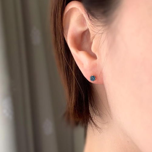 ロンドンブルートパーズ＜宝石質AAA＞のスタッドピアス（K14GF