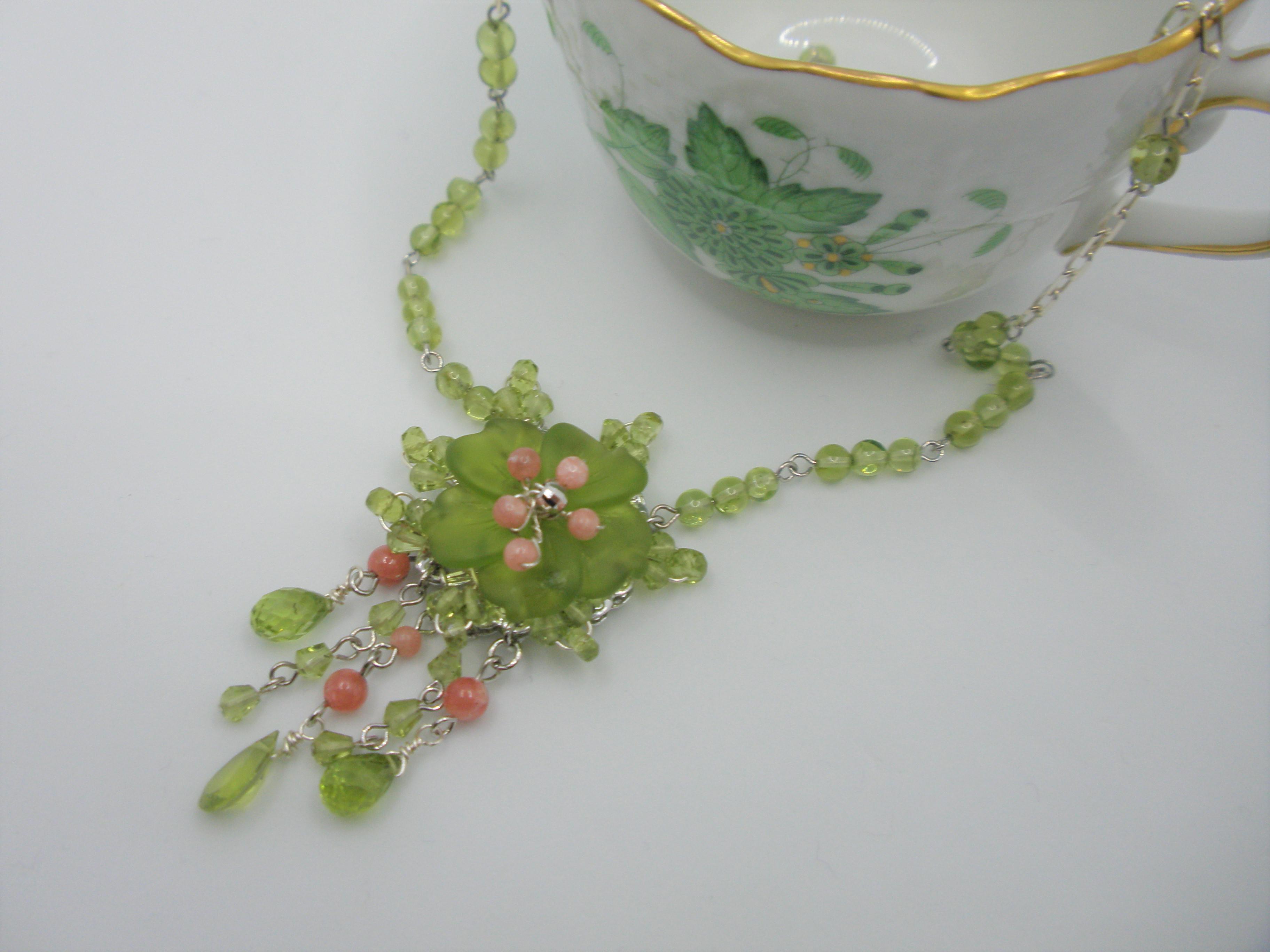 ”ペリドット”と”グリーンクオーツ”のお花のネックレス