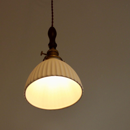 小ぶりなセラミックシェードのペンダントライト【受注生産