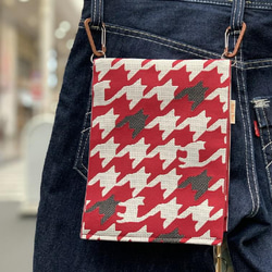 手ぶらでお出かけ！新品の帯地で作ったヒップバッグ「おともし帯（たい）」赤千鳥格子猫　サコッシュ　ポシェット　御朱印帳入れ 1枚目の画像