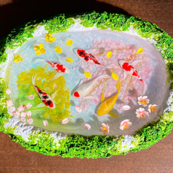 春の手水舎で泳ぐ錦鯉（桜と菜の花）　ミニチュア　インテリア 2枚目の画像