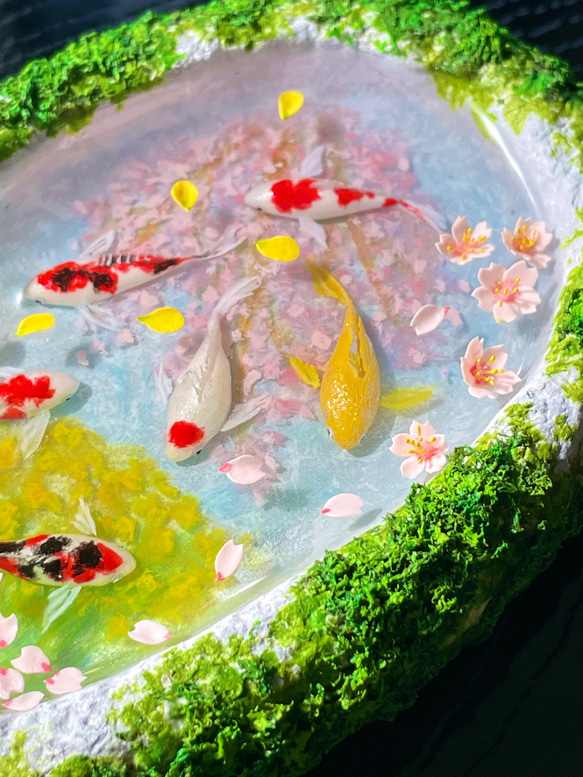 春の手水舎で泳ぐ錦鯉（桜と菜の花）　ミニチュア　インテリア 5枚目の画像