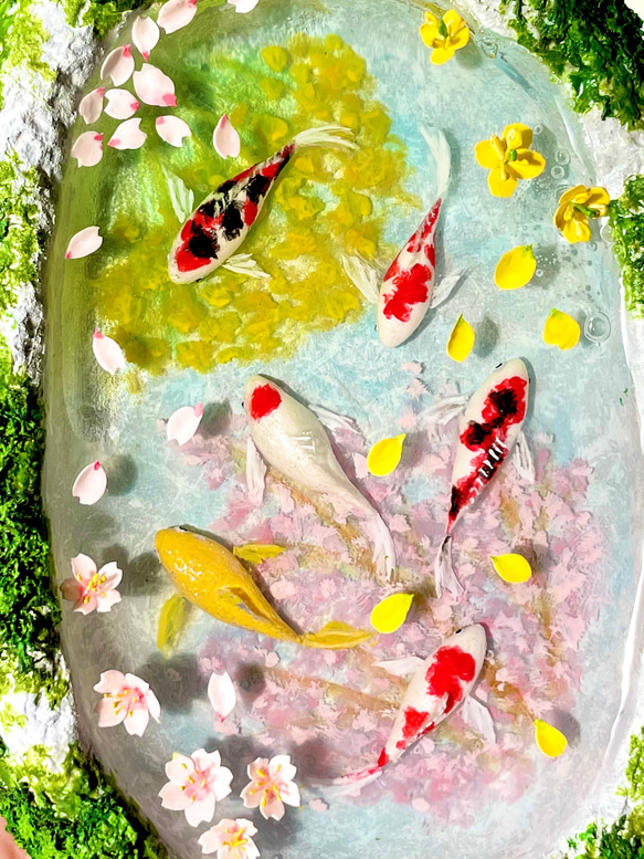 春の手水舎で泳ぐ錦鯉（桜と菜の花）　ミニチュア　インテリア 6枚目の画像