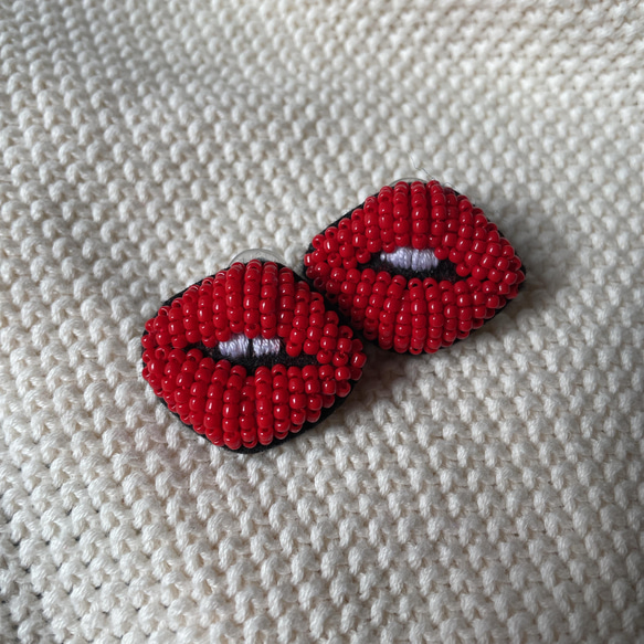 【ピアス】モンローシリーズ(ver.歯)【ビーズ刺繍】朱赤 1枚目の画像