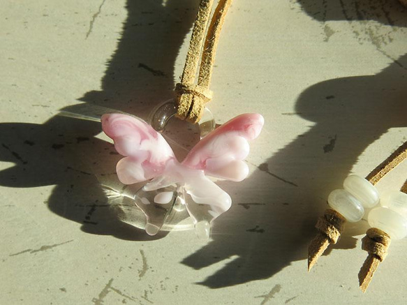 春色蝶々ペンダント 1枚目の画像