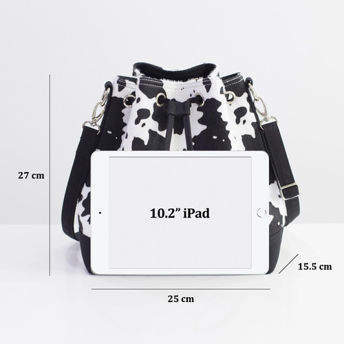 入手困難　牛柄ショルダーバッグ　ミニ巾着　カウ　牛柄　白　茶系　大人気　値下げ カウ ショルダーバッグ レディース アニマル柄 人気 韓国