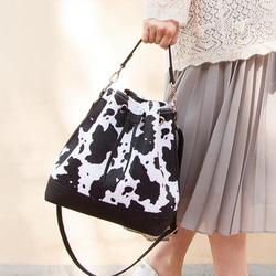 入手困難　牛柄ショルダーバッグ　ミニ巾着　カウ　牛柄　白　茶系　大人気　値下げ 牛柄エコファーx牛革x帆布 ショルダーバッグ（Lサイズ