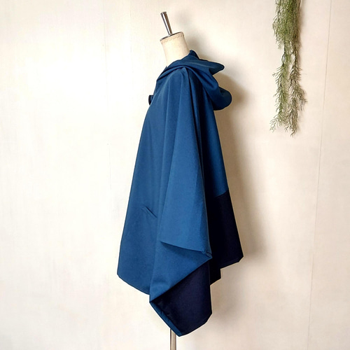 ブルーのバイカラーポンチョ ～ コート コスプレ ケープ マント
