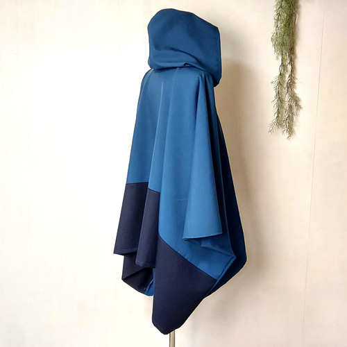ブルーのバイカラーポンチョ ～ コート コスプレ ケープ マント