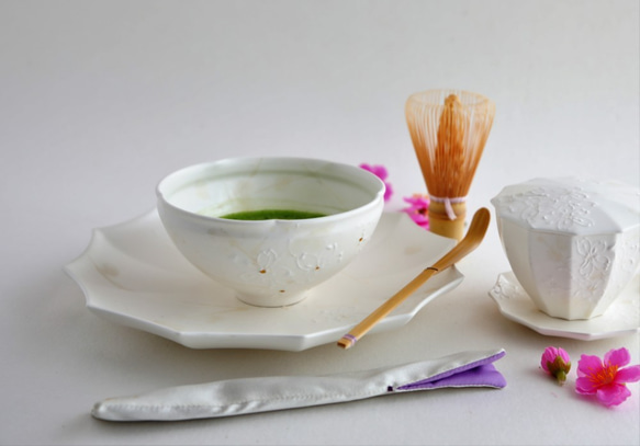 桜の抹茶碗　砂糖衣の抹茶茶碗桜枝　布袋と手描きの桐箱入り砂糖衣（アイシング）のような質感の 釉薬に覆われた桜 10枚目の画像
