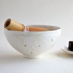 桜の抹茶碗　砂糖衣の抹茶茶碗桜枝　布袋と手描きの桐箱入り砂糖衣（アイシング）のような質感の 釉薬に覆われた桜 2枚目の画像