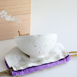 桜の抹茶碗　砂糖衣の抹茶茶碗桜枝　布袋と手描きの桐箱入り砂糖衣（アイシング）のような質感の 釉薬に覆われた桜 1枚目の画像