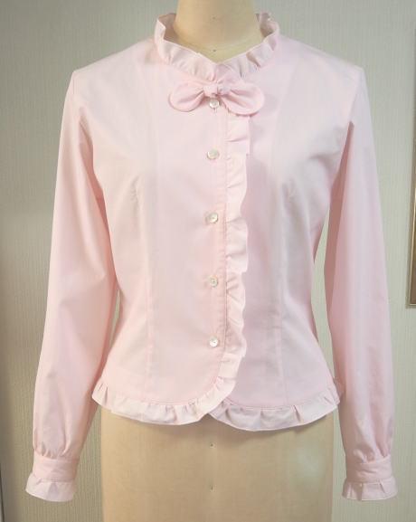 共布のギャザーフリルのリボン付きブラウス（ピンク地）