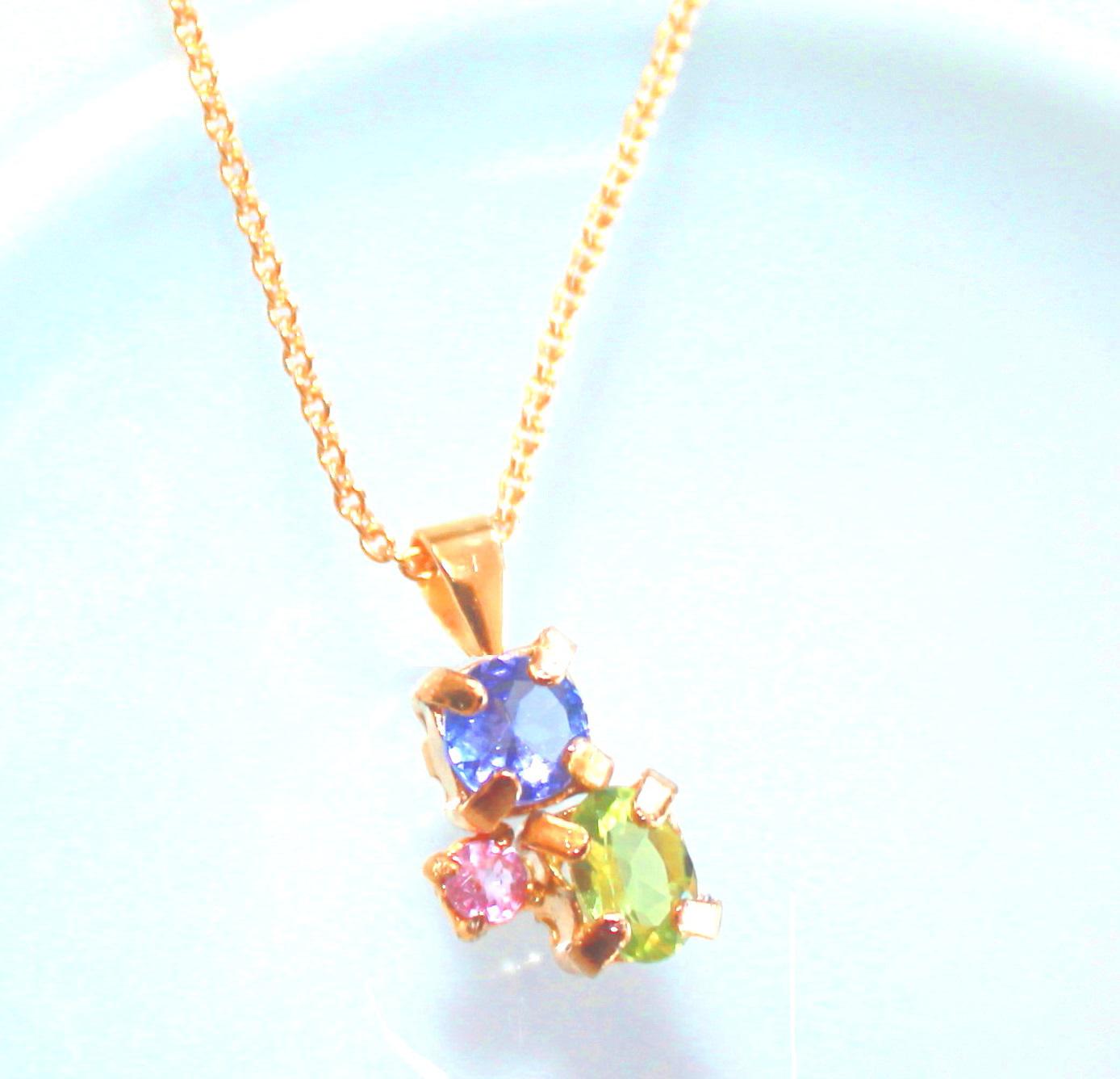 『虹夜』オーロラカラーラブラドライトとタンザナイトのマクラメペンダントネックレス 輝虹』オーロラカラーラブラドライトとグリーンタンザナイトの