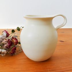 ピッチャー型の花瓶　クリームマット 2枚目の画像
