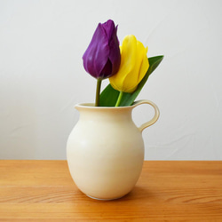 ピッチャー型の花瓶　クリームマット 1枚目の画像