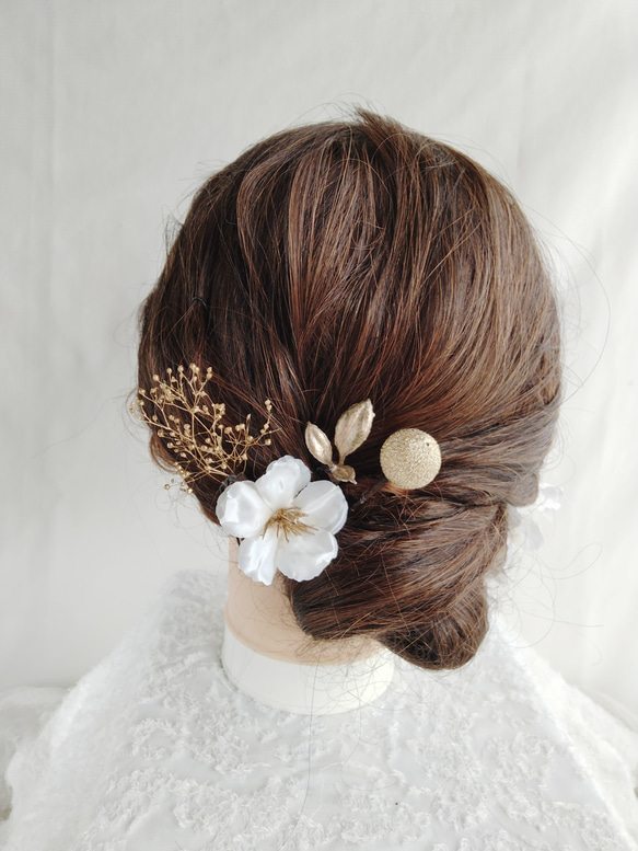林檎の花と鞠玉のシンプル和装髪飾り 白無垢へア シニヨンヘア 和装へ