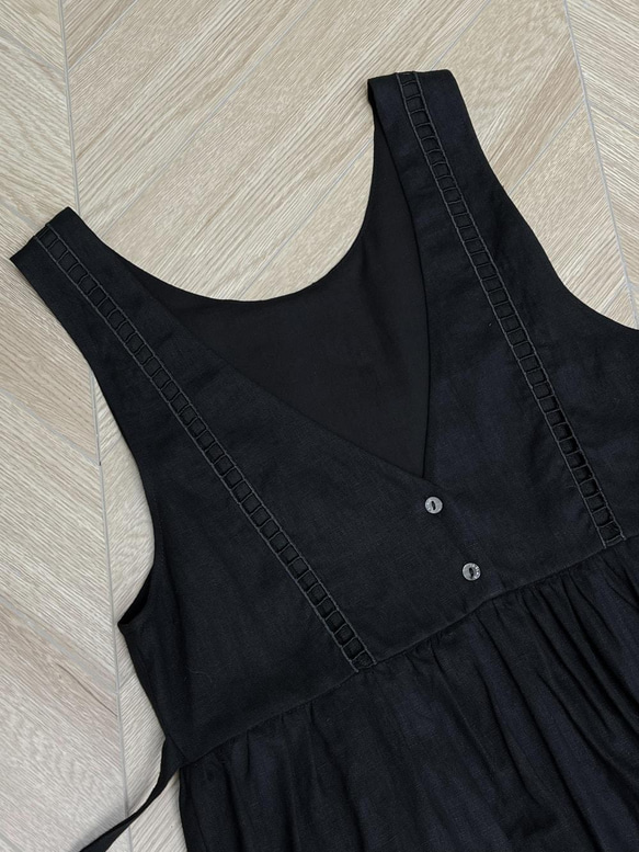 黑色V領系帶亞麻背心裙|洋裝|春款|亞麻|Sora-891 第14張的照片