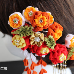 七五三にもおすすめ！　八重花たちの髪飾り2点セット　（赤×橙） 4枚目の画像