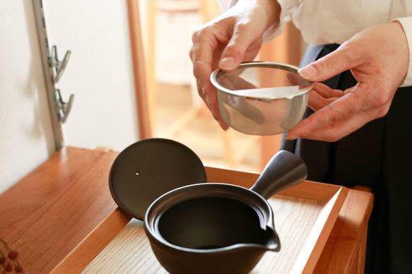 新年のお迎え準備に「軽くて茶葉の捨てやすい急須」愛知県常滑産・かご網付き急須・260cc 8枚目の画像