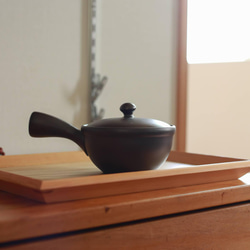 新年のお迎え準備に「軽くて茶葉の捨てやすい急須」愛知県常滑産・かご網付き急須・260cc 2枚目の画像