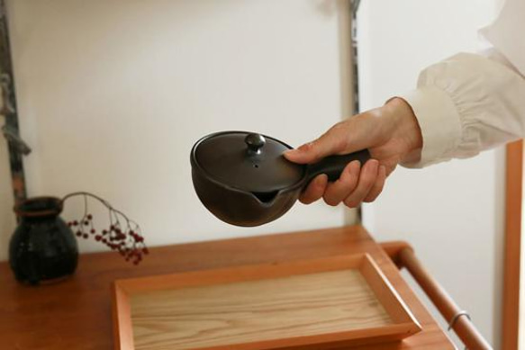 新年のお迎え準備に「軽くて茶葉の捨てやすい急須」愛知県常滑産・かご網付き急須・260cc 4枚目の画像