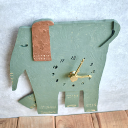 青銅色が映えるシャビーな象の時計 木製 掛け時計 3枚目の画像