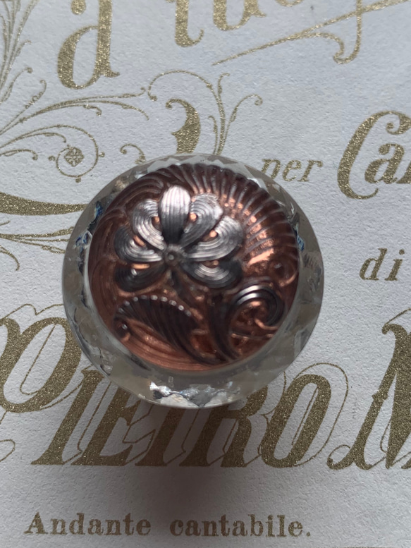 再販　チェコビンテージガラス素材の清冽な菊の帯留め「菊クリスタル」 1枚目の画像