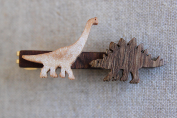恐竜木製ネクタイピン 1枚目の画像