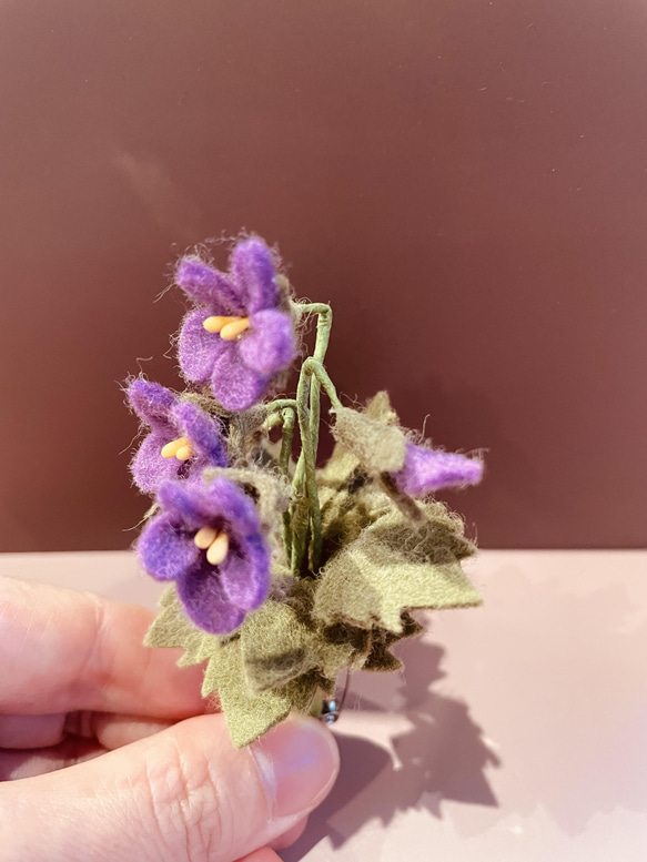 フェルト　野に咲くスミレのブローチ　花　コサージュ　春 3枚目の画像