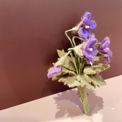 フェルト　野に咲くスミレのブローチ　花　コサージュ　春 2枚目の画像