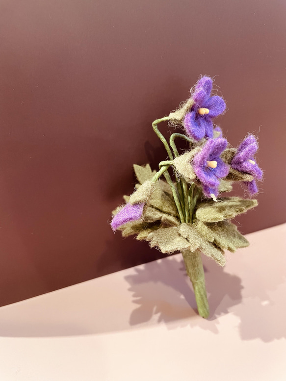 フェルト　野に咲くスミレのブローチ　花　コサージュ　春 2枚目の画像