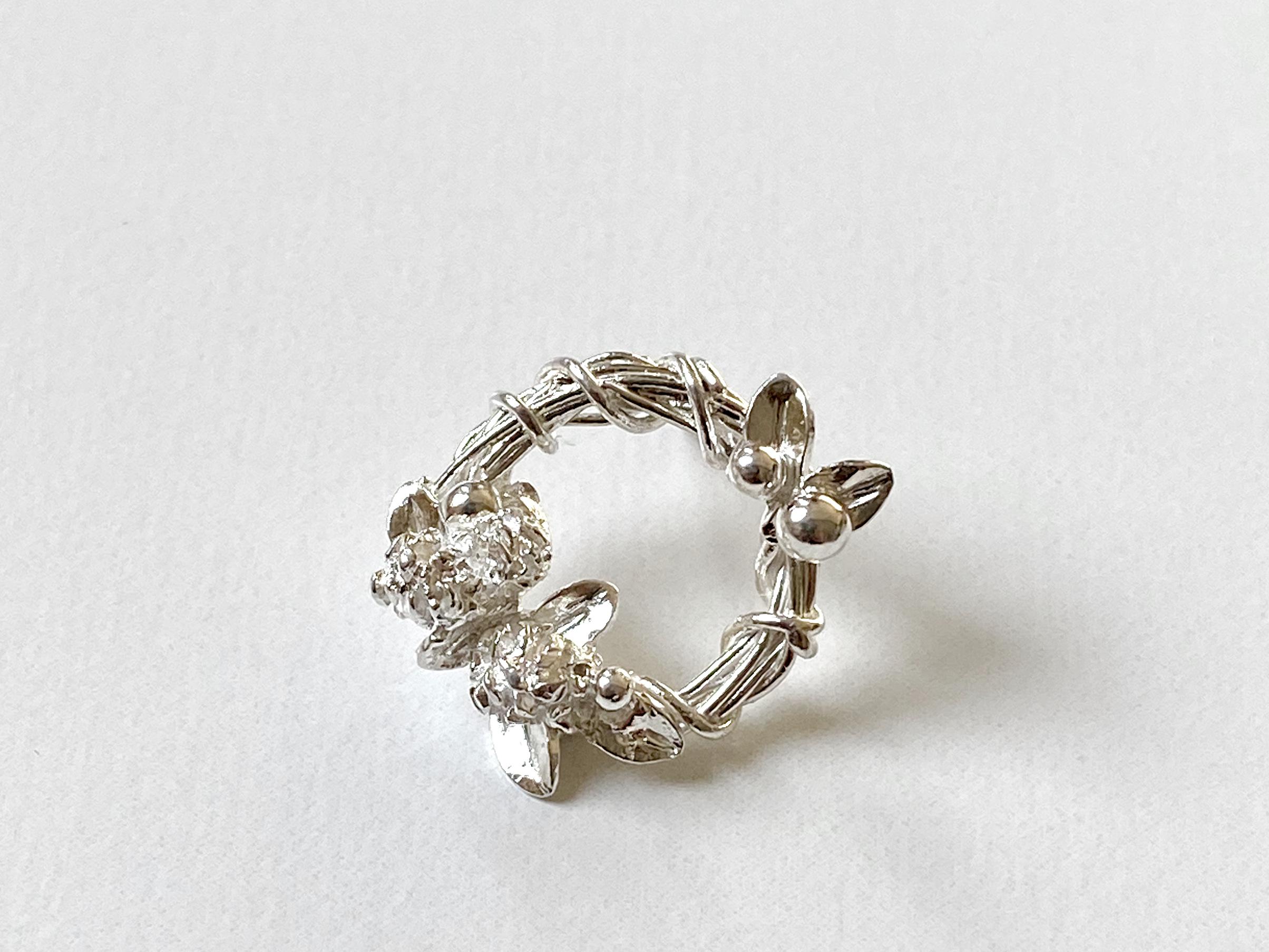 リースのピンブローチ