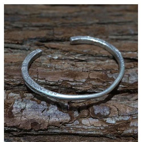 エスニック風彫刻オープンバングル エスニック風彫刻オープンバングル エスニック風彫刻オープン