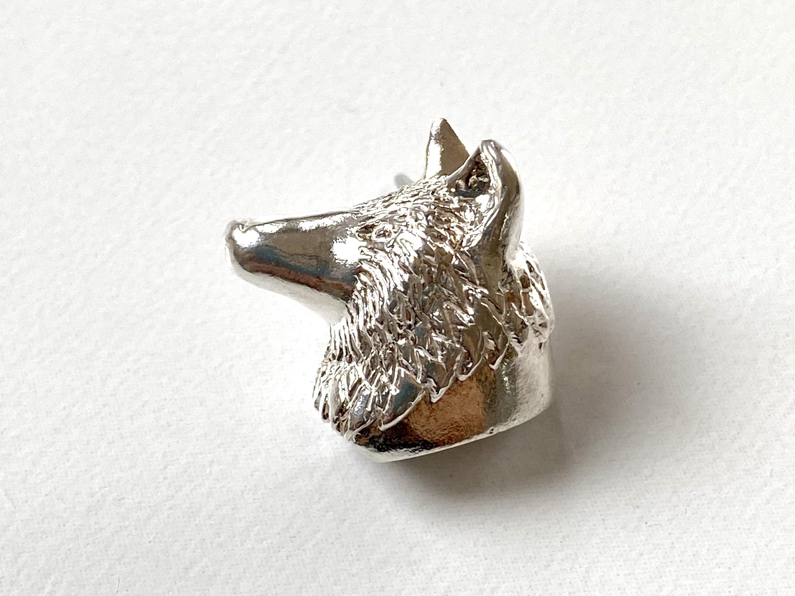 狼のピンブローチ