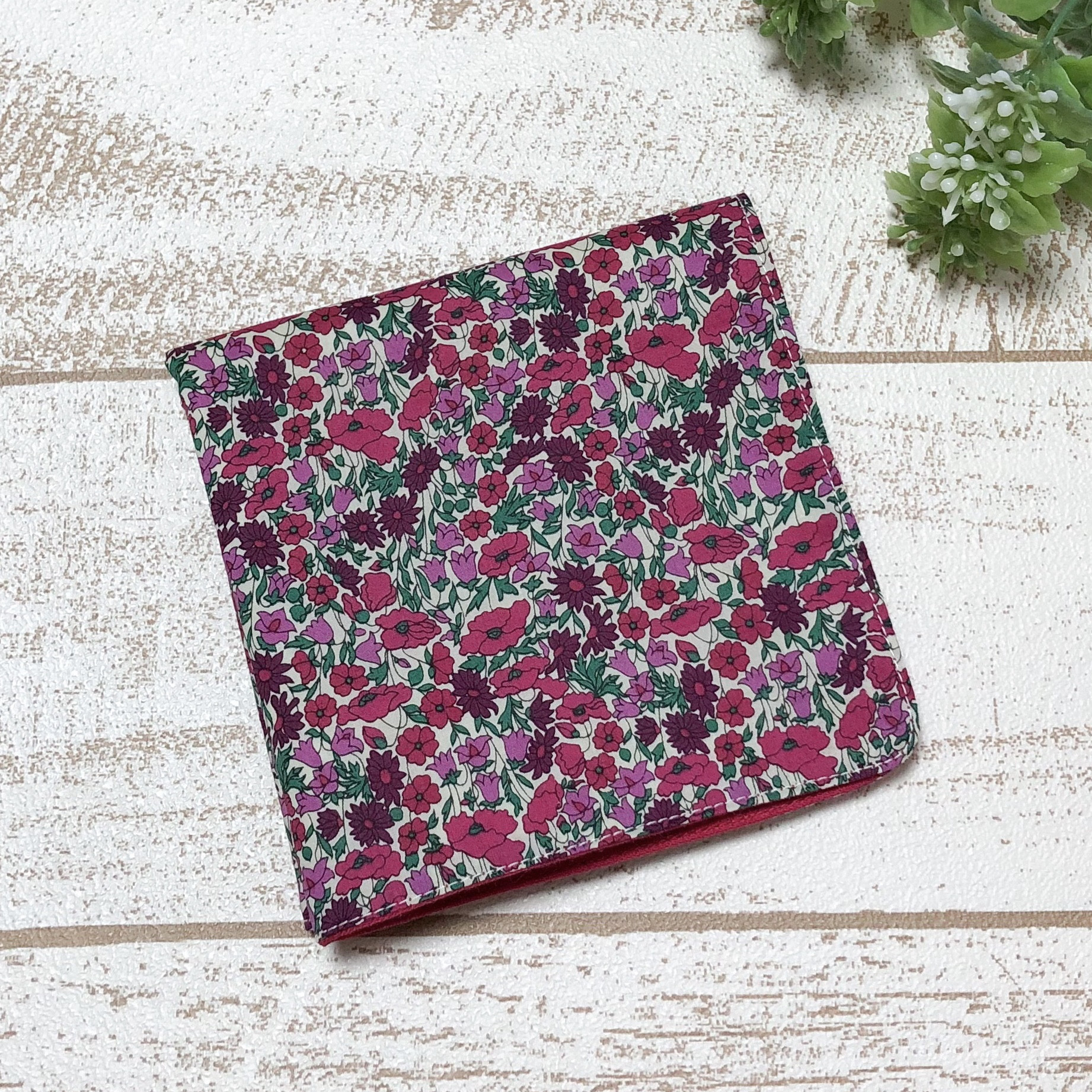ハンドメイドハンカチ　リバティ（ルーシーディジー）刺繍コットン、レース
