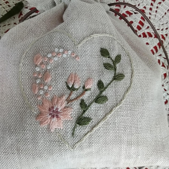 リネン　両面手縫い刺繡入り巾着ポーチ　桜 5枚目の画像