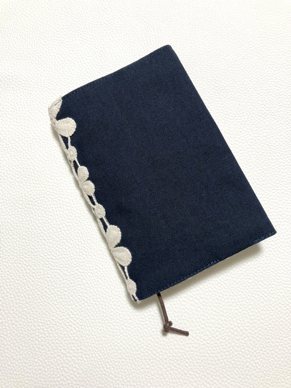 綿ケミカルレース花　ブックカバー(文庫本) 紺色 6枚目の画像