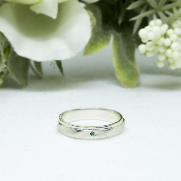 エメラルドの高貴な濃緑のかがやきが上品なデザインリングK10YGサイズ9号