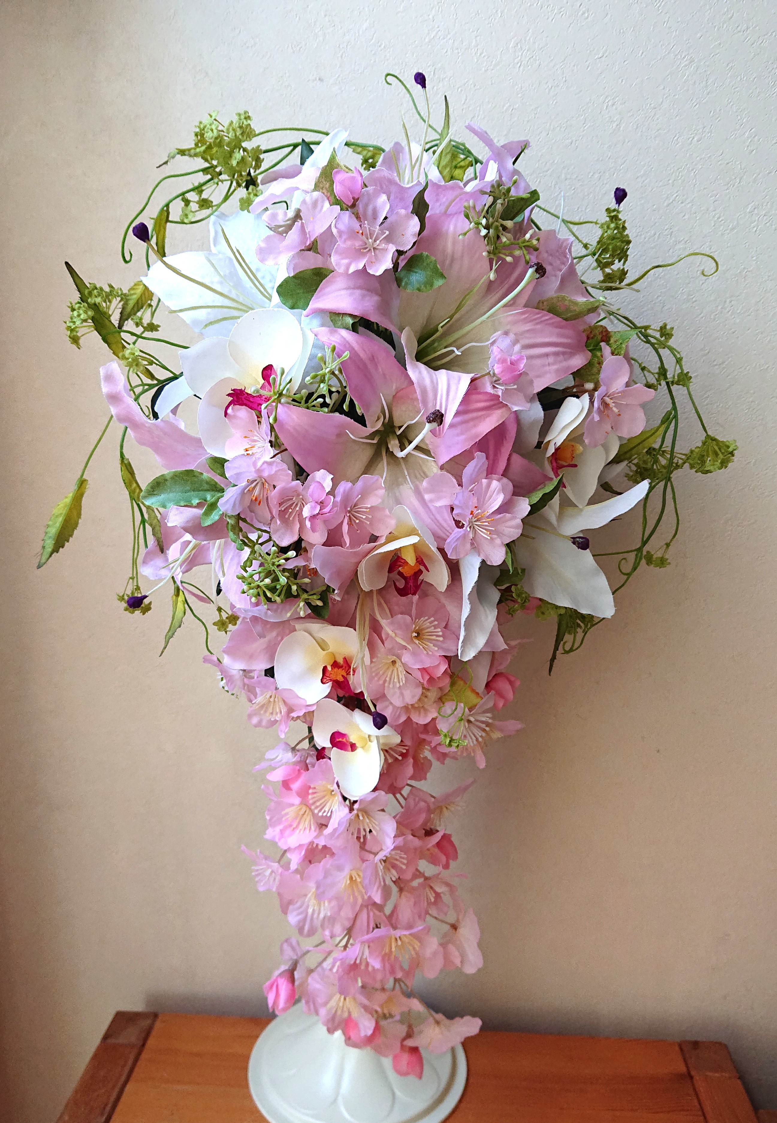 桜・カサブランカ、胡蝶蘭のキャスケードブーケ♪ブートニア付き♪生花みたいに綺麗な造花です♪高品質なのに安い