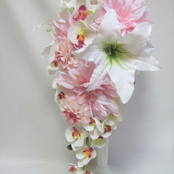 ダリア、カサブランカ、胡蝶蘭のキャスケードブーケ♪ブートニア付き♪生花みたいに綺麗な造花です♪高品質なのに安い 3枚目の画像